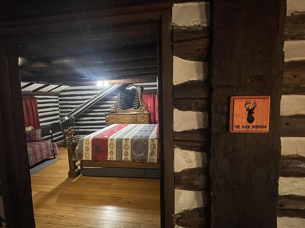 Ski Pine Knob! Ice skating on Walters lake! Indoor fireplace! Wifi! Pool Table! in Oakland County