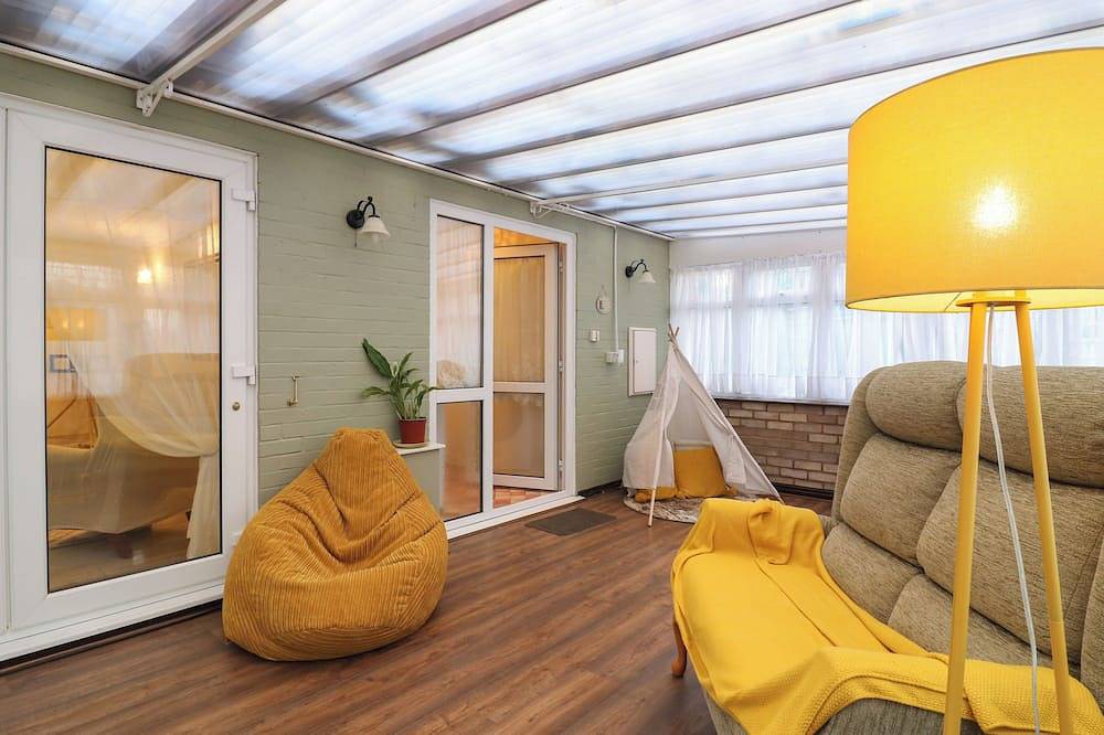 Crown Farm, pet friendly, character holiday cottage in Upwell in Cambridgeshire