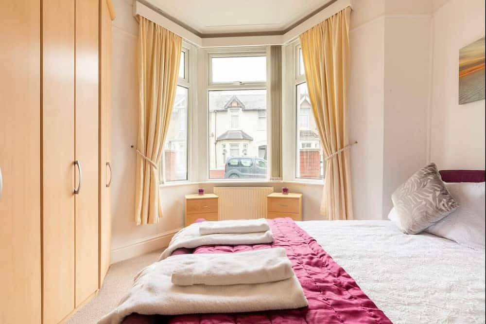 Entire apartment, Shelley’s Seaside Stay (Garden / Parking) in Porthcawl, Bridgend region