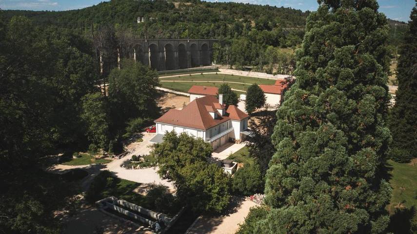 Gîte pour 4 personnes, avec Terrasse et Jacuzzi ainsi que Jardin et Piscine à Plombières-lès-Dijon