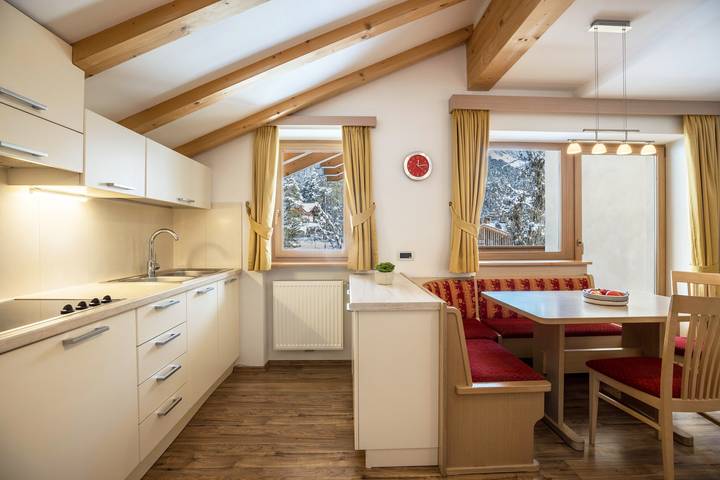 Entire apartment, Runcac - Holiday Apartment Rit with Mountain View, Wi-Fi & Balcony in San Vigilio di Marebbe, Mareo