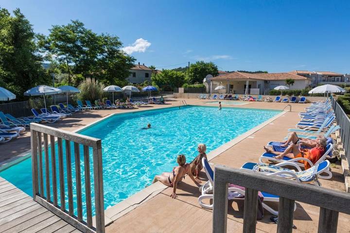Appart’hôtel pour 6 personnes, avec terrasse ainsi que jardin et piscine