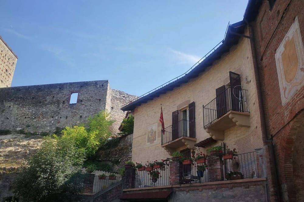Appartement entier, Former military outpost watchtower at the entrance to the village. in Castelletto d'Orba, Province d'Alexandrie