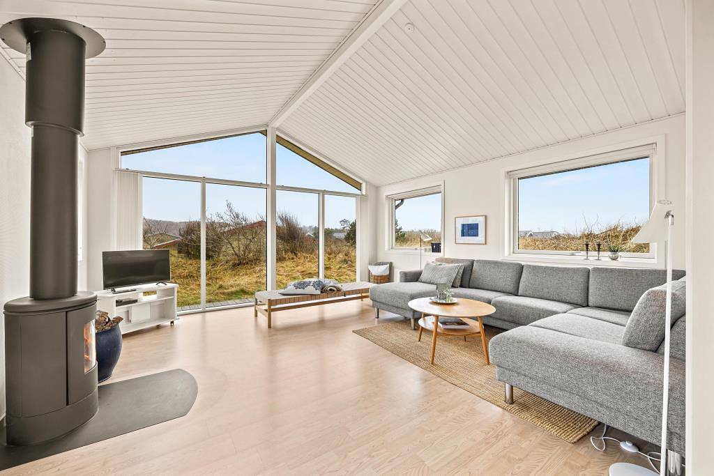 Beautiful holiday home with fireplace for 6 people and dog in Henne Strand in Henne, Lake Filsø