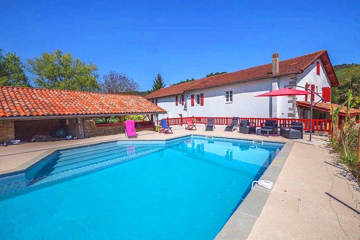 Gîte pour 12 personnes, avec terrasse ainsi que piscine et jardin à Pagolle