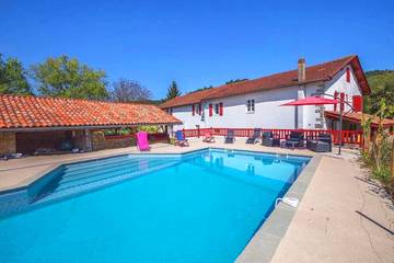 Gîte pour 12 personnes, avec piscine ainsi que jardin et terrasse à Pagolle