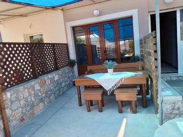 Gîte pour 2 personnes, avec vue ainsi que balcon et jardin, adapté aux familles dans Kalymnos