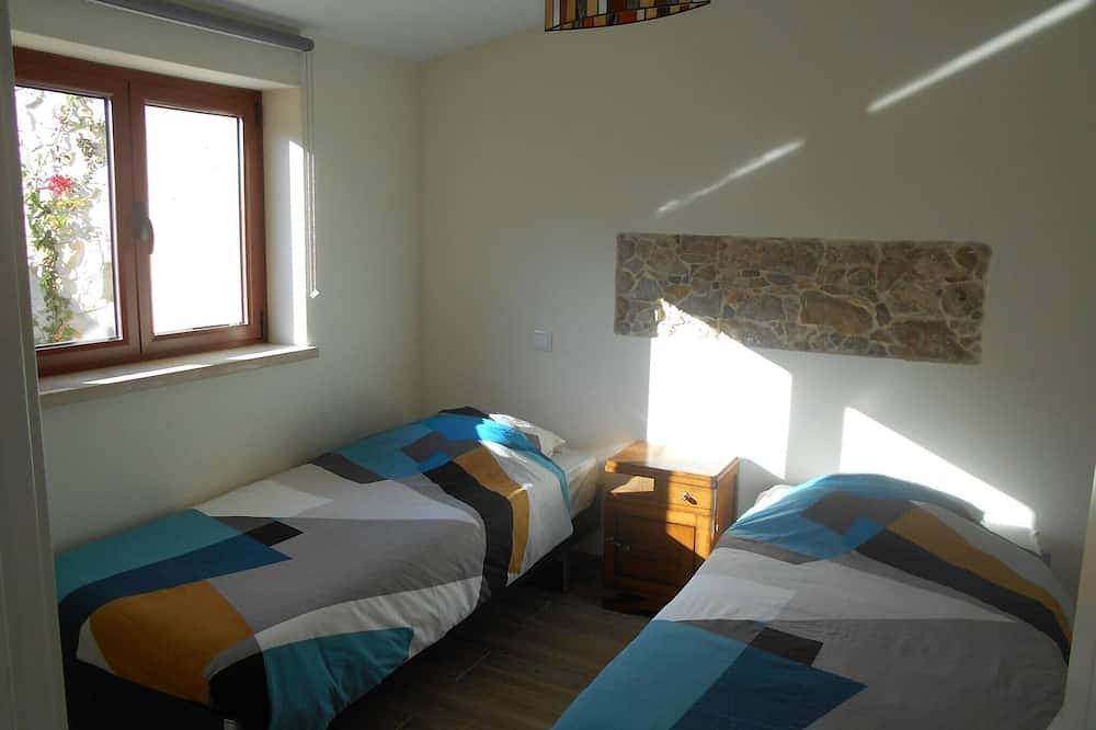 Cottage with 2 bedrooms with both en-suite bathrooms in a seaside village in Salir do Porto, Tornada e Salir do Porto