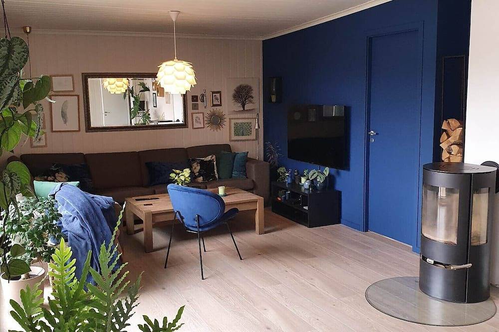 House with big garden by water in Sandnes