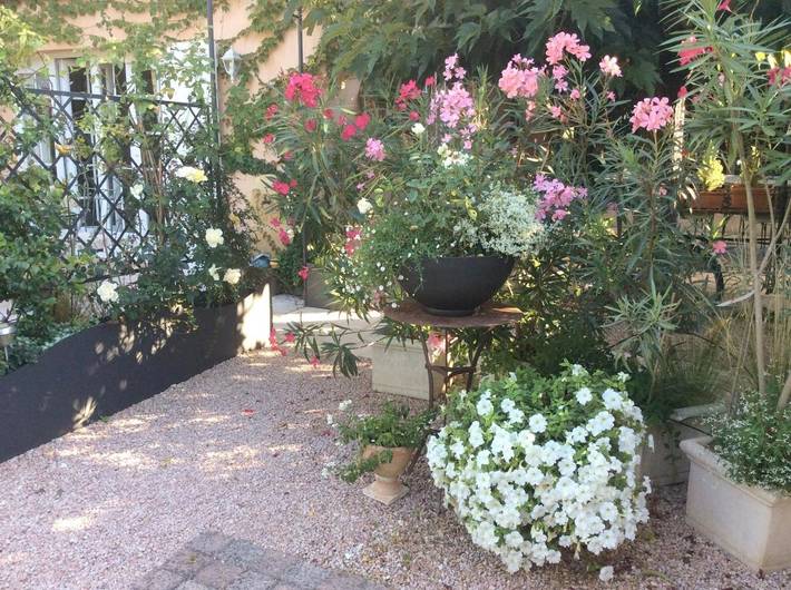 Ferienwohnung für 2 Personen, mit Terrasse und Garten sowie Pool und Ausblick