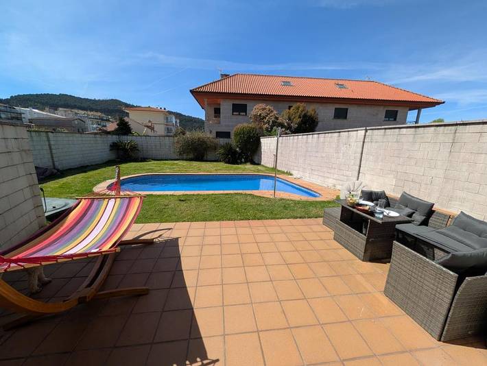 Apartamento para 9 personas, con jardín y jacuzzi además de terraza y piscina en Baiona