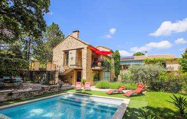 Gîte pour 8 personnes, avec piscine ainsi que jardin et terrasse à Colonzelle