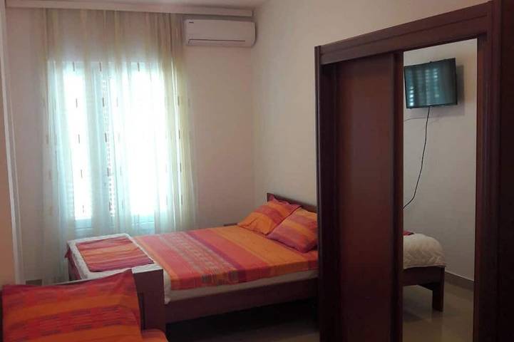 Appartement entier, Trokrevetni apartman u prizemlju kuce sa besplatnim parkingom u dvoristu kuce. in Budva, Municipalité de Budva
