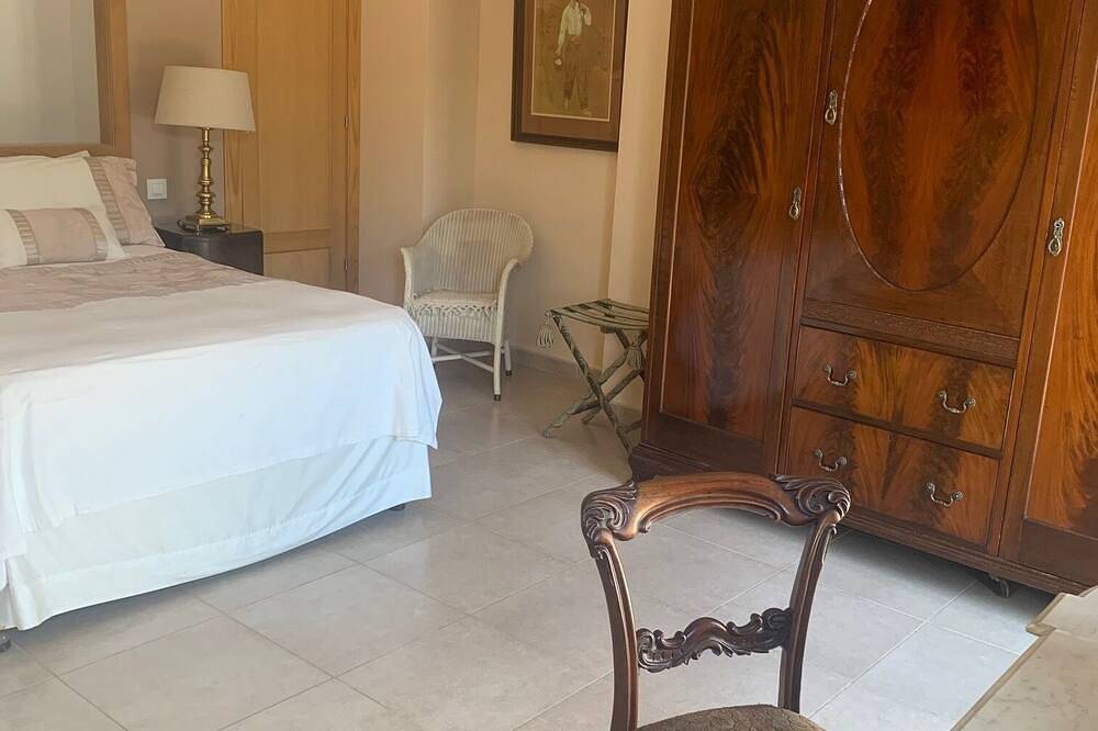 Villa-Design-Ensuite mit Dusche-Bergblick in Alájar, Sierra de Aracena y Picos de Aroche