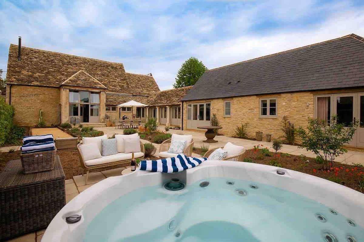 Berry Farm Barn | Hot Tub Retreat for 10 Guests in Gloucestershire