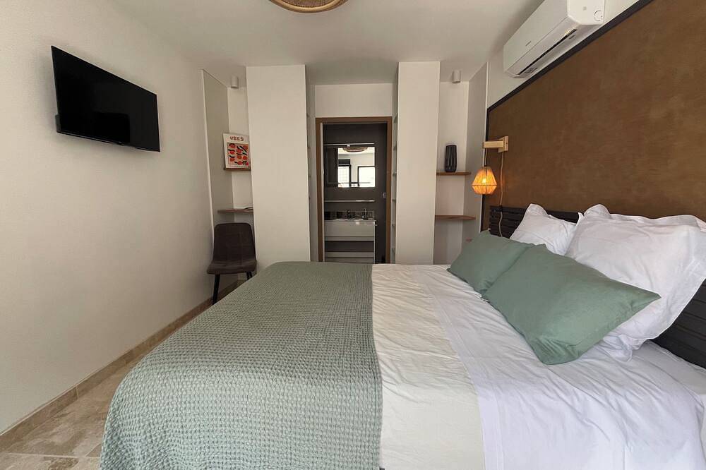 Suite Parentale Indépendante au Sein de la Maison D'hamih, Avec Petit-déjeuner in Uzès, Nimes region