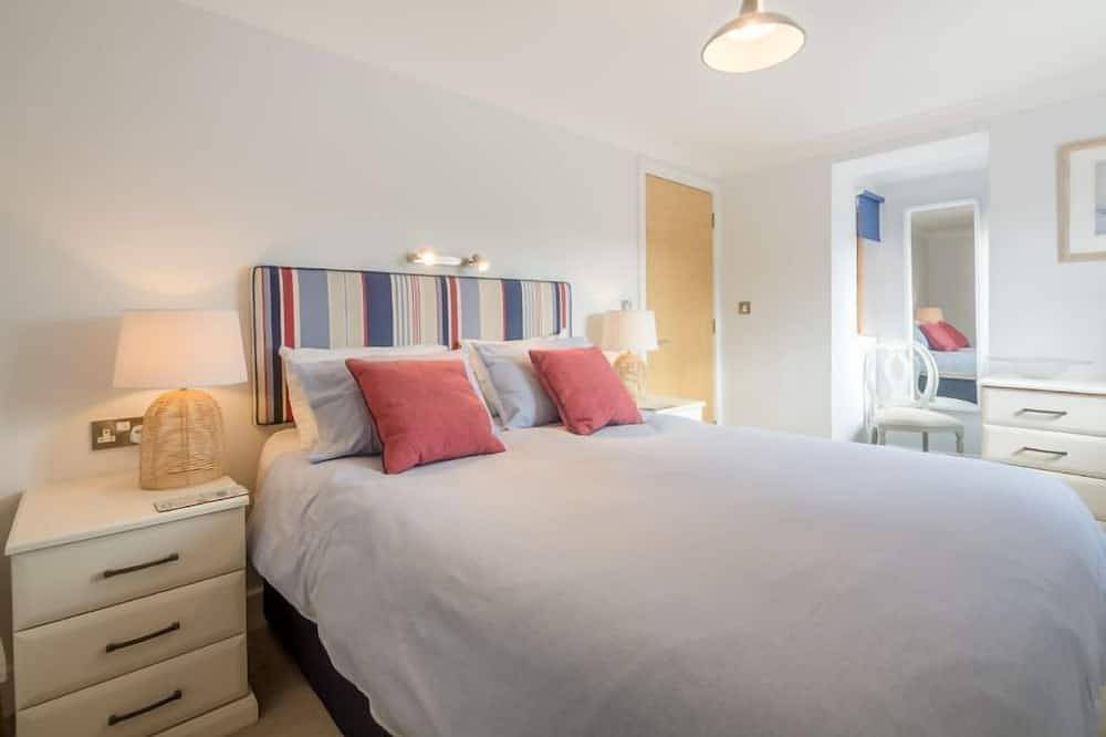 Geheel appartement, Dit uitstekende appartement biedt een van de beste uitzichten in Wells-next-the-Sea. Het beschikt over een open leefruimte met openslaande deuren naar een super klein balkon en een tweede raam met een ononderbroken uitzicht over de haven, moerassen en ... in Wells-next-the-Sea, Norfolk kust