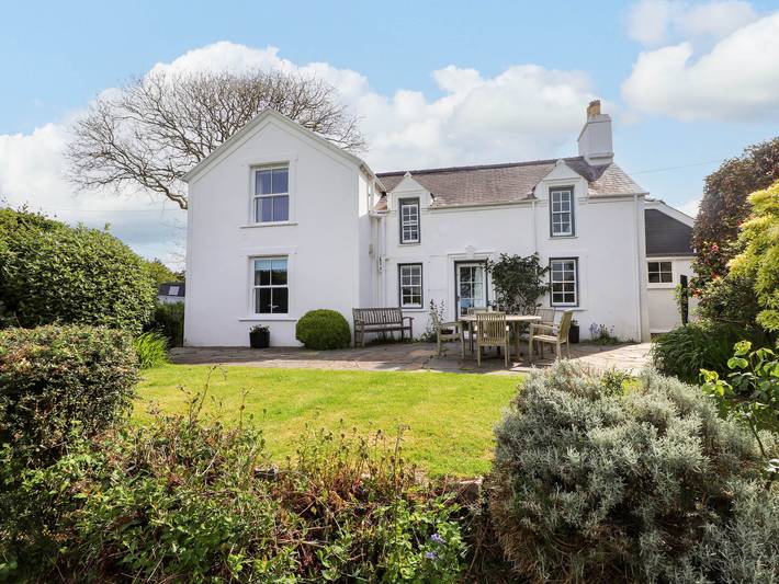 Cottage for 8 people, with Balcony and Garden in Morfa Nefyn