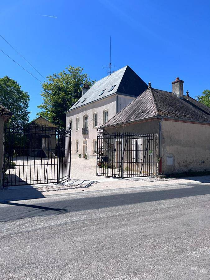 Location de vacances pour 10 personnes, avec Balcon et Jacuzzi ainsi que Terrasse et Jardin dans Izier