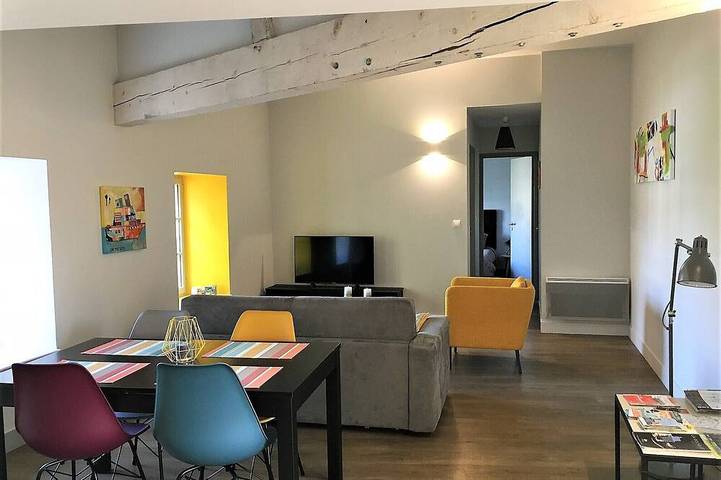Entire apartment, Large 60 m2 apartment, historic center, near the market, former convent in La Rochelle, La Rochelle region