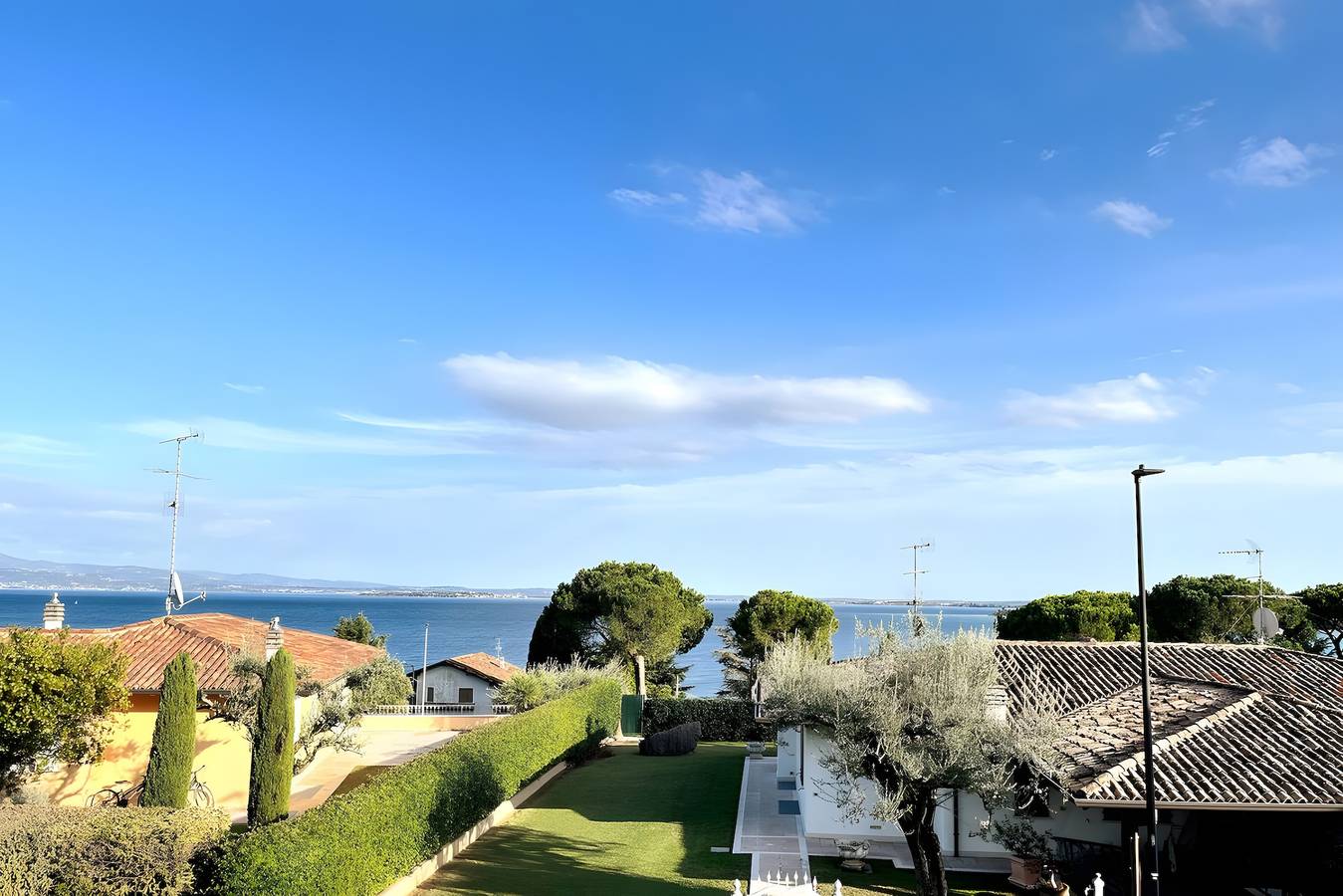Ganze Wohnung, „Panoramic Apartment“ mit Seeblick, Wlan, Klimaanlage und privatem Parkplatz in Padenghe sul Garda, Gardasee-Berge