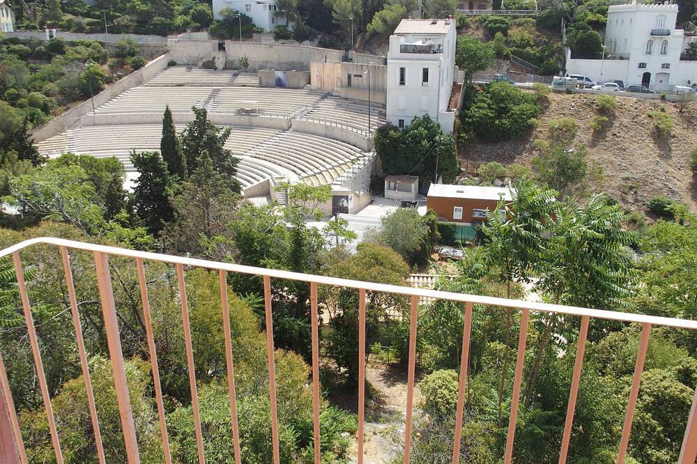 A balcony over the sea. A room in town in Marseille, Marseille region