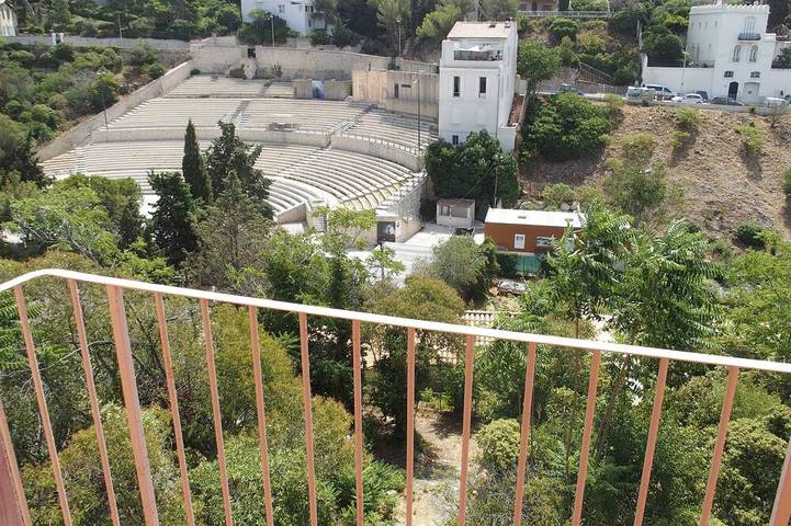 Ein Balkon über dem Meer. Ein Raum in der Stadt in Marseille, Marseille und Umgebung