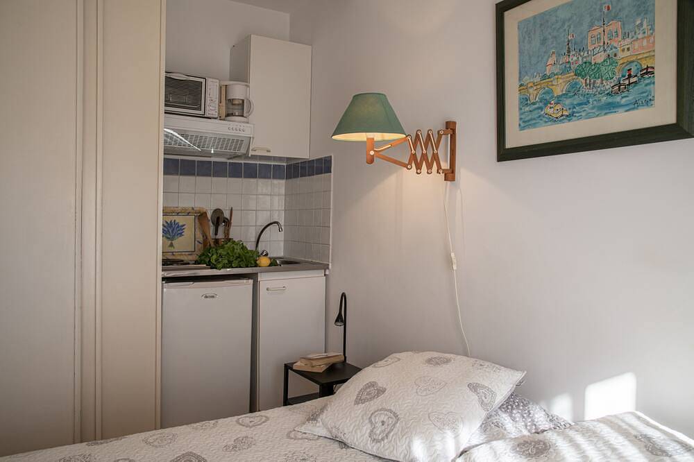 Entire apartment, In villa, charming studio 2 pers with terrace in St Paul de Vence in Saint-Paul-de-Vence, Cannes region