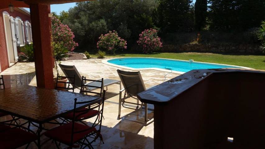 Location de vacances pour 8 personnes, avec vue ainsi que jardin et piscine à Thézan-des-Corbières - 4