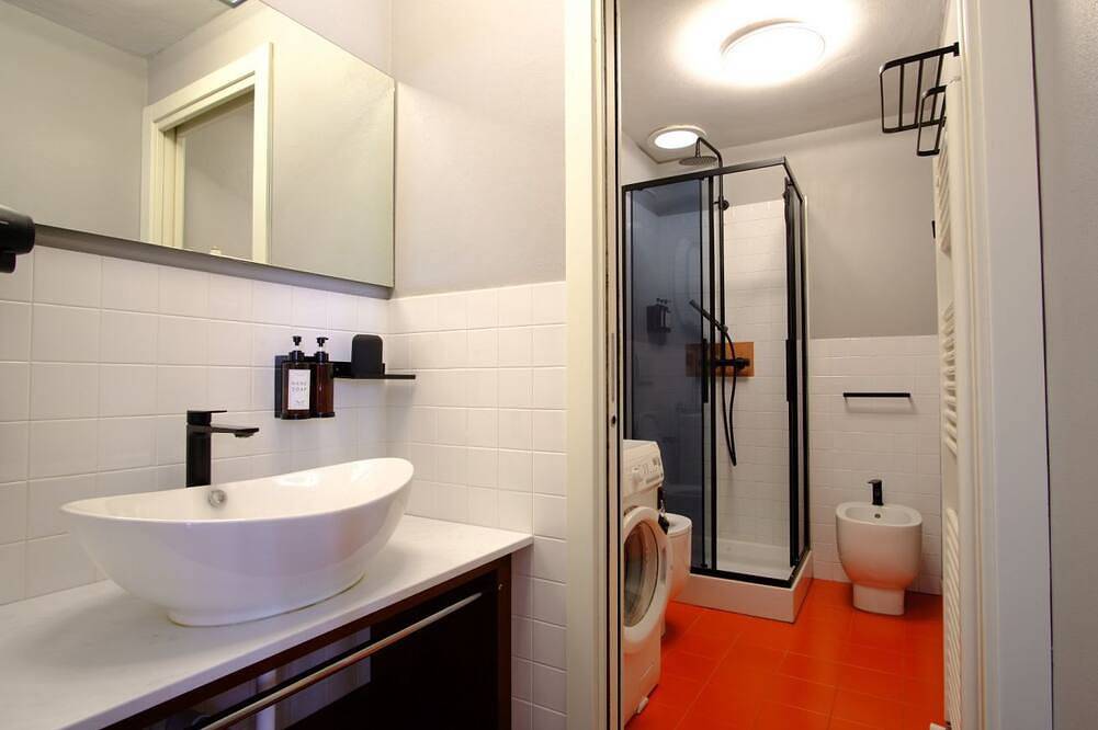 Entire apartment, A comfortable flat of 50sqm, ideal for four people, located on the third floor of a building without an elevator (access via stairs).The property is situated in the historic center, within the restricted traffic zone, just steps away from the Cathedral & in Piacenza, Piacenza Province