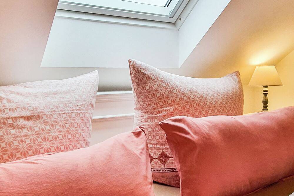Ganze Wohnung, Friendly Home - \"Helles Dachstudio\" - Köln - Messe - Bonn - Phantasialand in Bornheim/Brenig, Bornheim