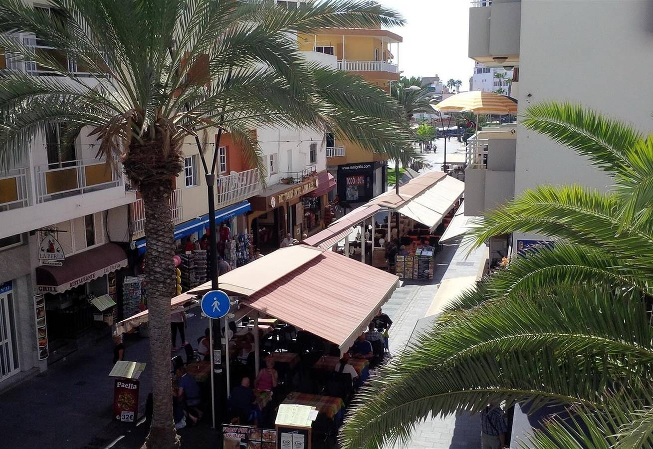 Geheel appartement, Vakantieappartement 'Beach en Los Cristianos' met Bergzicht, Zwembad en Wi-Fi in Los Cristianos, Arona
