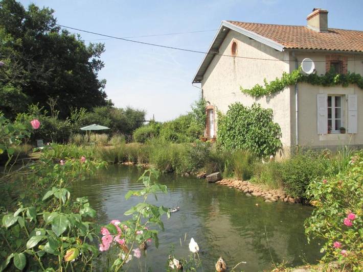 Gîte pour 3 personnes, avec vue sur le lac et jardin à Lathus-Saint-Rémy