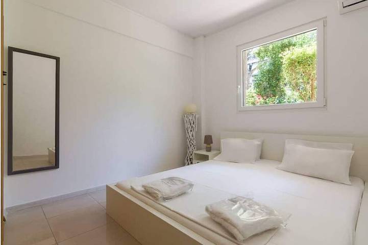 Ganze Wohnung, Traumhafte Bucht, Künstlerversteck nahe Floisvos 1Sz in Athen, Süd-Athen