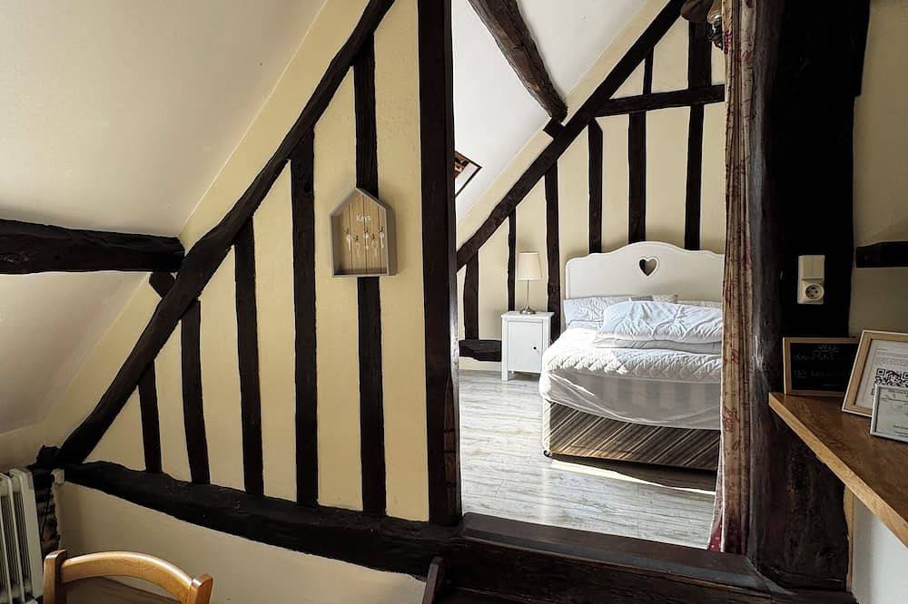 Cottage with shared swimming pool, hot tub, fishing, tennis, Uk Tv and Wi-F in Guerquesalles, Argentan region