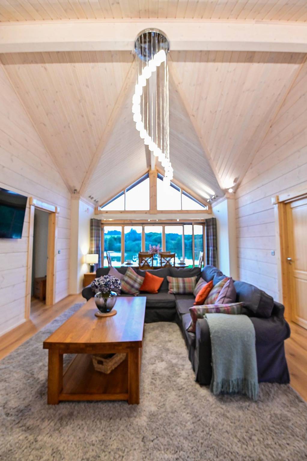 Cuddfan Lodge on a Beautiful Lake in Newport (Gwent), South-Wales
