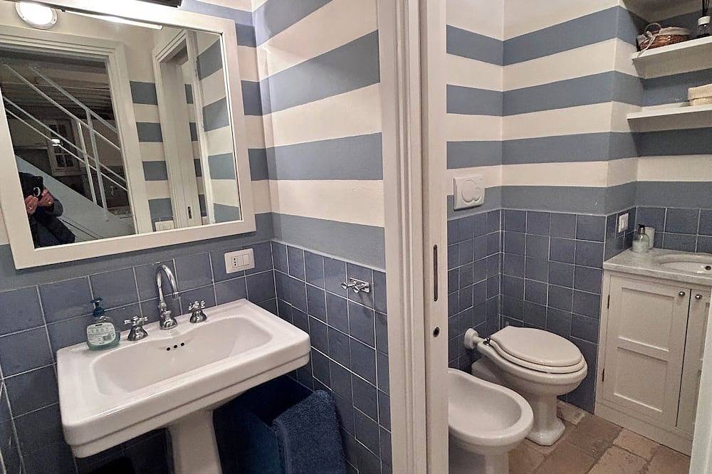 Ganze Wohnung, Ein Balkon mit Blick auf das blaue Meer des Argentario in Porto Santo Stefano, Grosseto Provinz