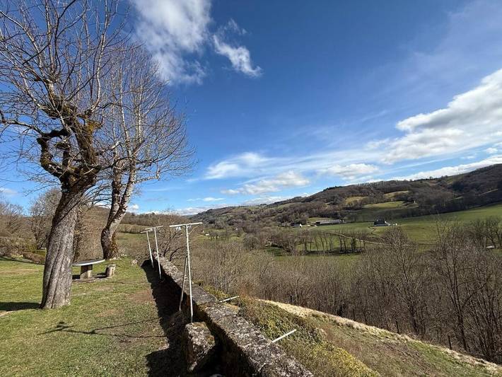 Location de vacances pour 14 personnes, avec vue ainsi que terrasse et jardin à Sainte-Eulalie (Cantal) - 4