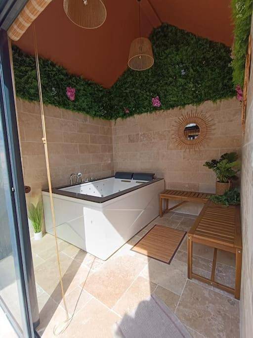 Location de vacances pour 2 personnes, avec Jacuzzi ainsi que Terrasse et Jardin dans Saint-Aubin-Épinay