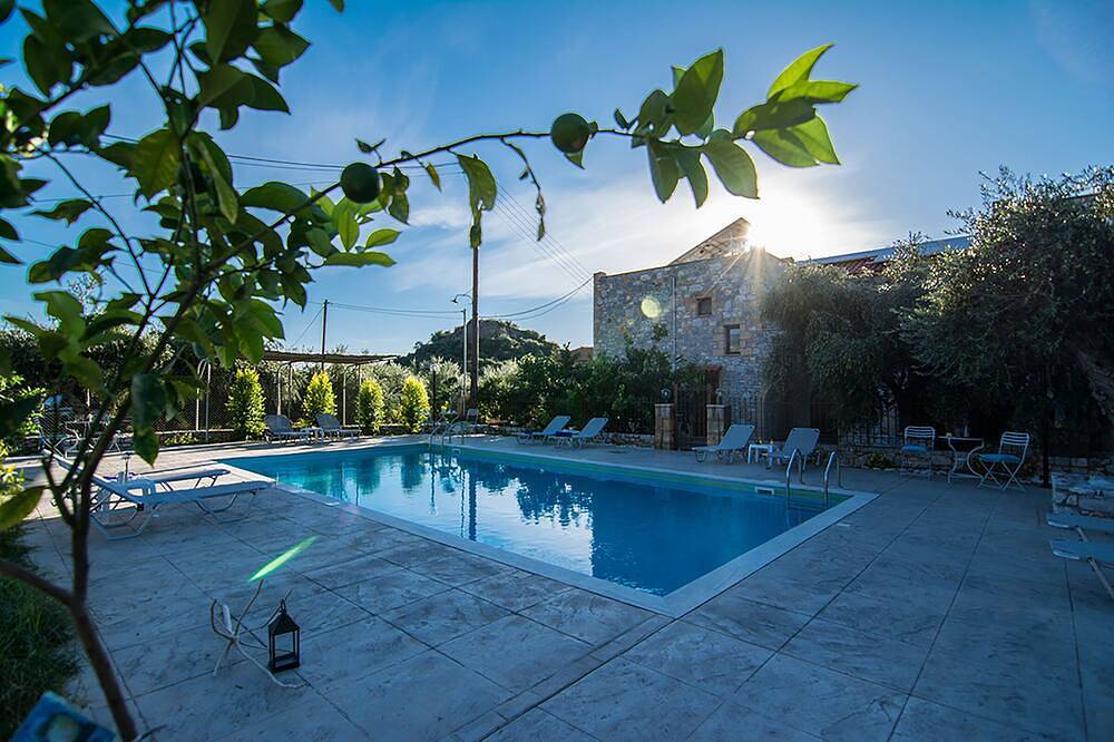 Kleine Burg aus Stein in der berühmten Stoupa mit Pool in Stoupa, Messenien