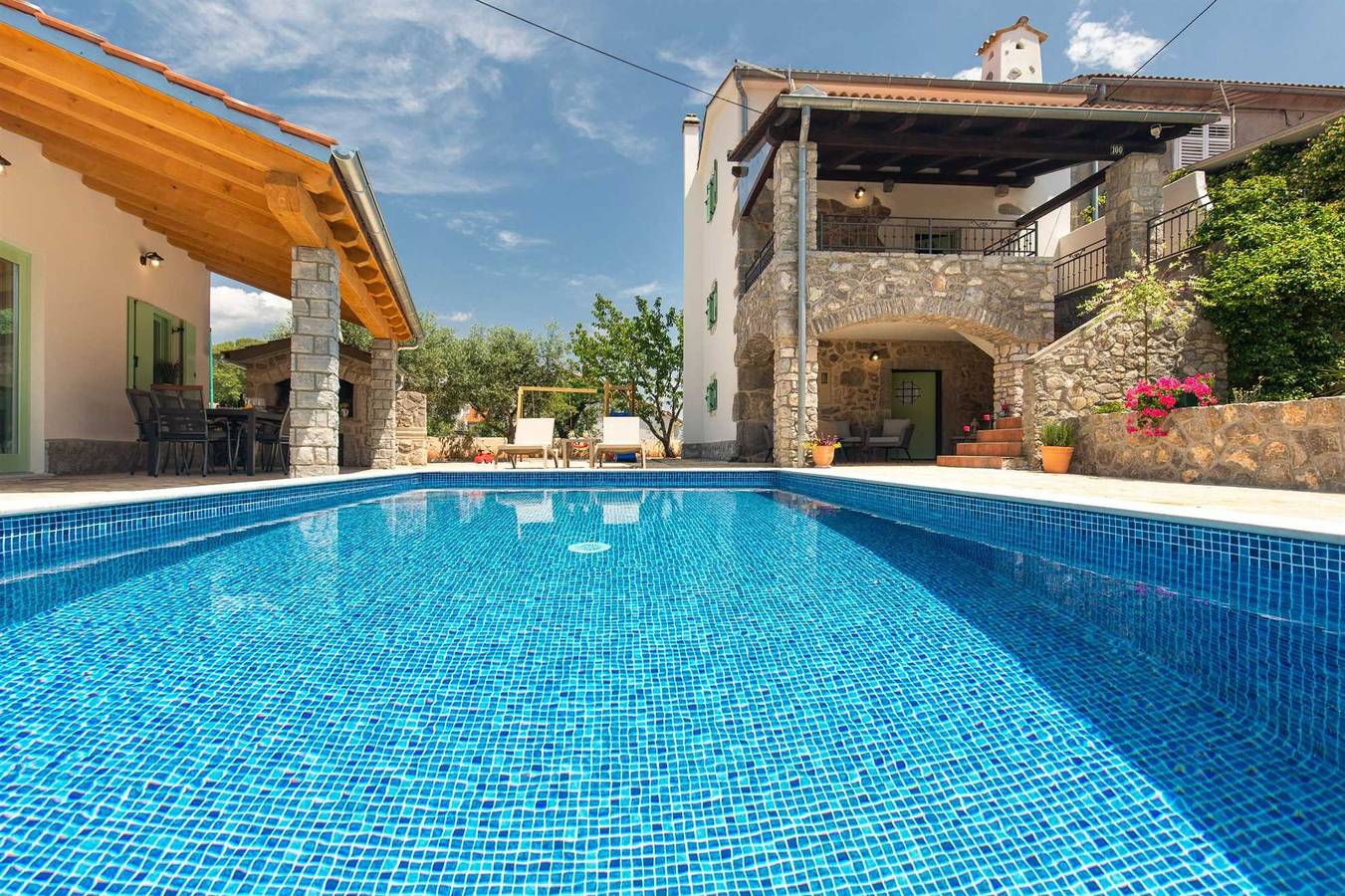 Ganze Wohnung, Schönes Steinhaus Iva mit beheiztem Pool in Krk Stadt, Krk