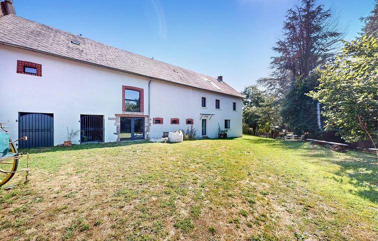 Gîte pour 8 personnes, avec piscine et jardin, animaux acceptés à Bourg-Lastic