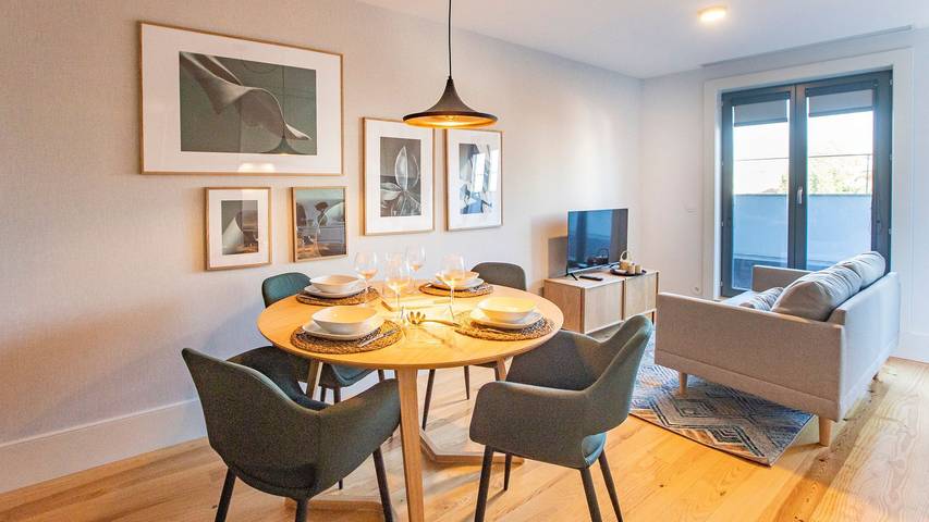 Apartamento entero, Stylish Studio w/ AC & Balcony by LovelyStay in Cedofeita, Cedofeita, Santo Ildefonso, Sé, Miragaia, São Nicolau e Vitória