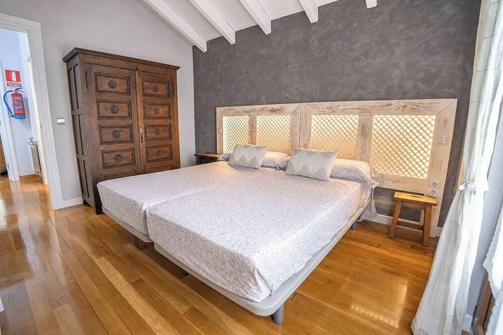 Vacation home with a private pool and garden, a barbecue, and close to beaches. in Puente Arce, Piélagos