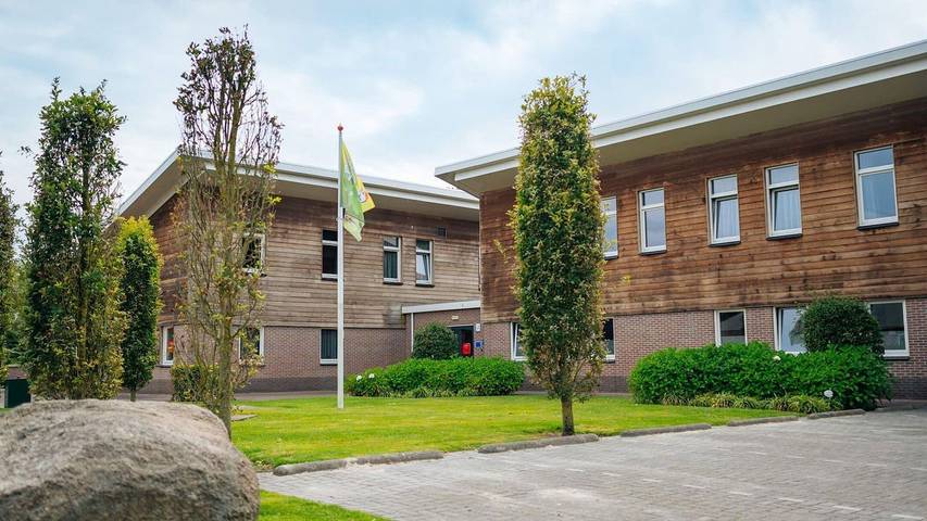 Vakantiehuis voor 40 personen, with sauna and zwembad as well as tuin and terras in Havelte