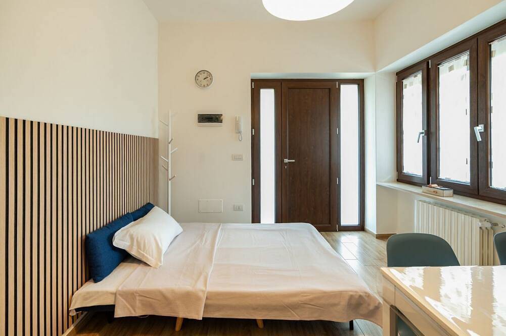 Ganze Wohnung, Comfortable 40 sqm apartment, accommodating up to 4 people, located on the first floor of a small house without an elevator.The property is located on the Bisceglie seafront and offers enchanting sea views. The residential area is well-served and close t in Bisceglie, Via Francigena