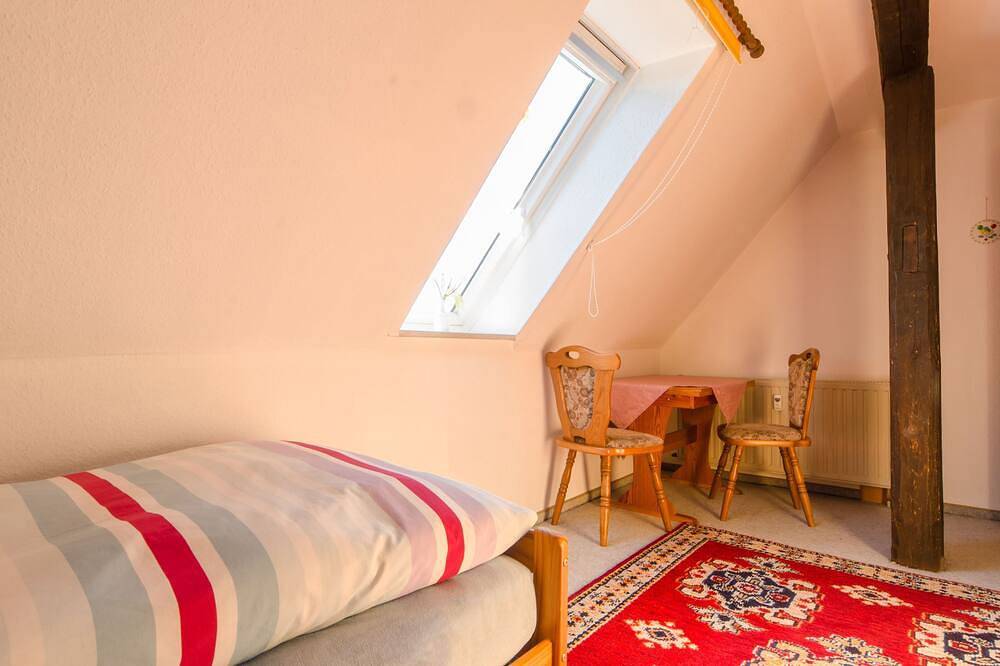 Ganze Wohnung, Ferienwohnung im Dg mit Terrasse im Garten - Ferienwohnung Hertel in Mistelgau, Frankenalb