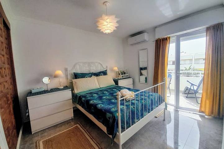 Appartement entier, Nouveau Front de mer, vue sur mer, clim, WiFi rapide, piscine, 2 terrasses ensoleillées, parking in Urbanización Villa del Mar, Vélez-Málaga