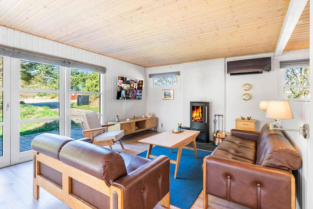 Schön gelegenes Ferienhaus mit Vildmarks-Bad in Henne Strand in Henne, Varde