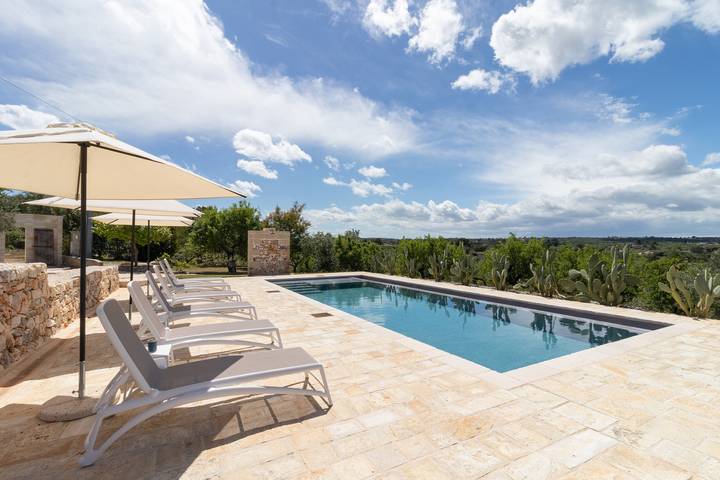 Villa 'Torre dei Trulli' con piscina, jardín, terraza y Wi-Fi in Putignano, Region de Bari
